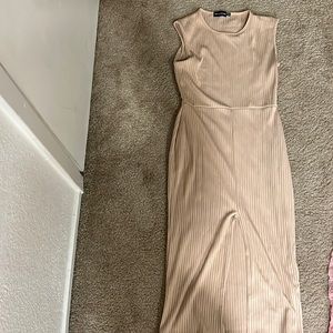 Long sleeveless dress with slit